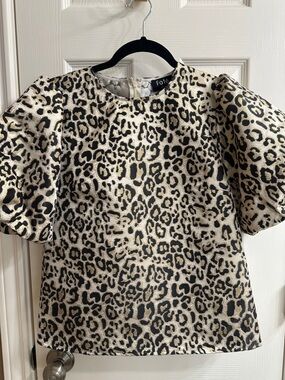 Fate Jacquard Leopard-Print Puff Sleeve Top in Black & Cream with Gold Accents